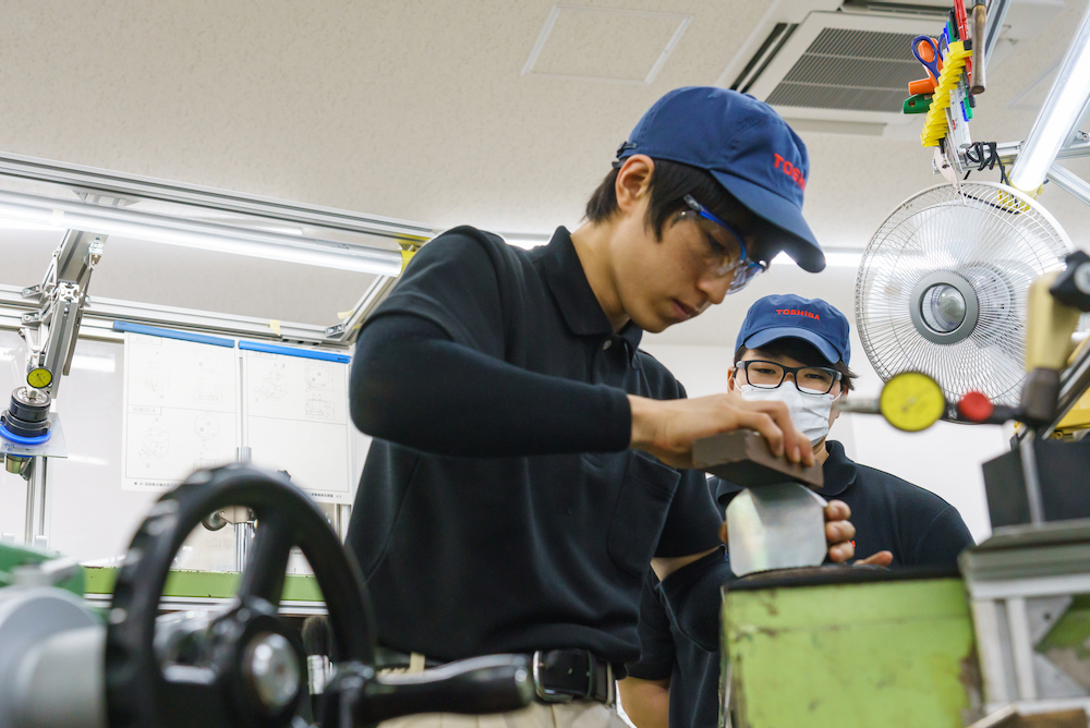 Yaguchi watches Ota’s movements during training