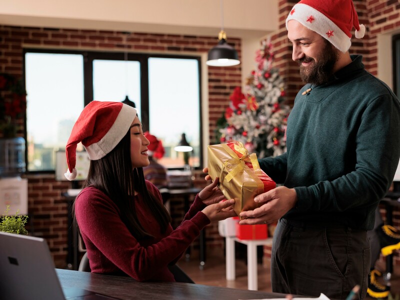 Secret Santa: berbagi hadiah akhir tahun bareng teman kantor