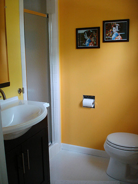 450px-Yellow_bathroom.jpg