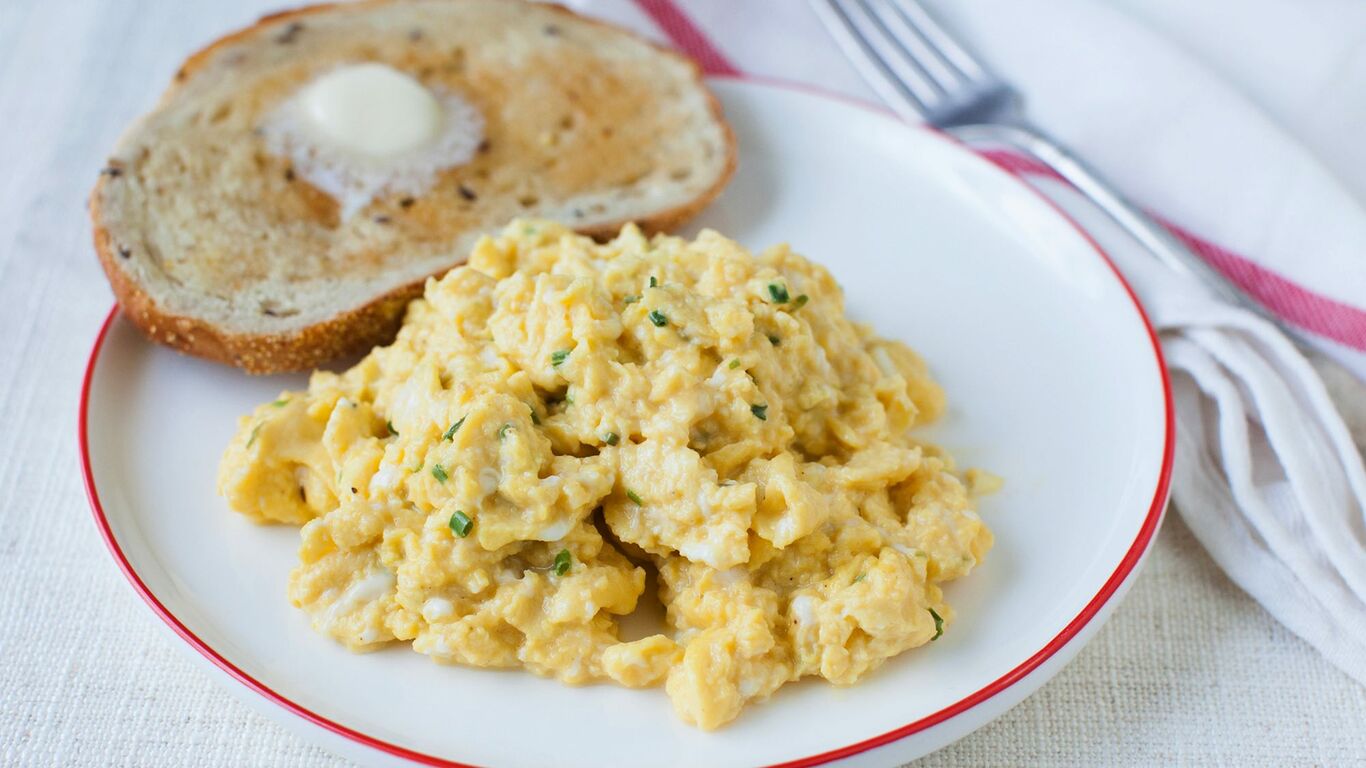 https://images-cdn.welcomesoftware.com/Zz1hMjhkMDc1YjJmY2EzMzQyNDRiMDJiM2M2ODViMzk5Mg==/fluffy-eggs-and-chives.jpg?width=1366