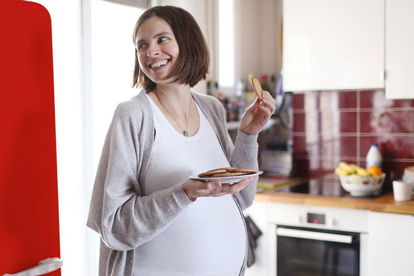 Nosečnica v kuhinji - prizor za zdravo prehrano v nosečnosti