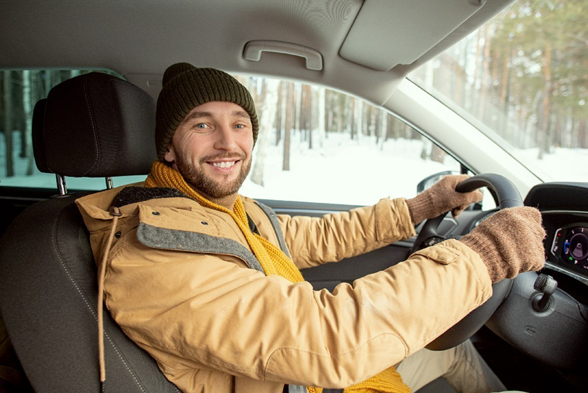 Mlad moški za volanom v snežnih razmerah
