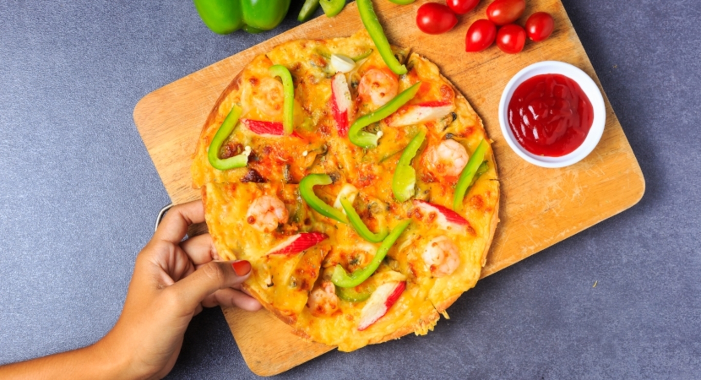 https://images-cdn.welcomesoftware.com/Zz1iMDEzMTEwNGY4YTQxMWVjODIxNDc2ODkwMDZkMzkxZg==/hand%20taking%20a%20slice%20of%20pizza%20with%20paprika%20and%20tomatoes.jpeg?width=1366