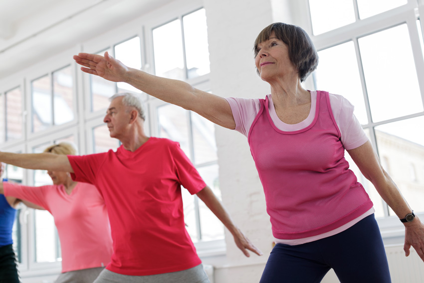 Starostniki pri skupinski vadbi proti artritičnim bolečinam.
