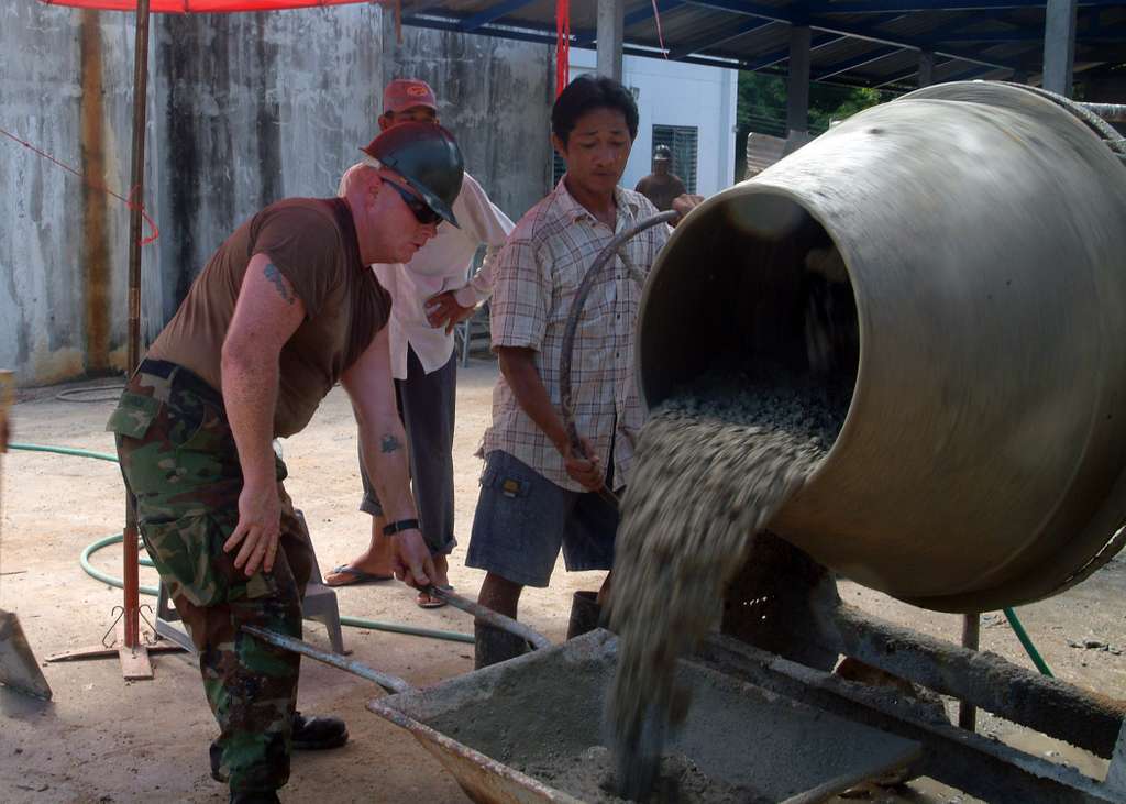 ce2-stephen-m-johnson-loads-concrete-mix-alongside-royal-thai-navy-rtn-sailors-31d17c.jpg