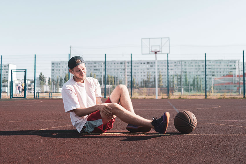 Mladenič je zaradi bolečine v kolenu prekinil trening košarke.