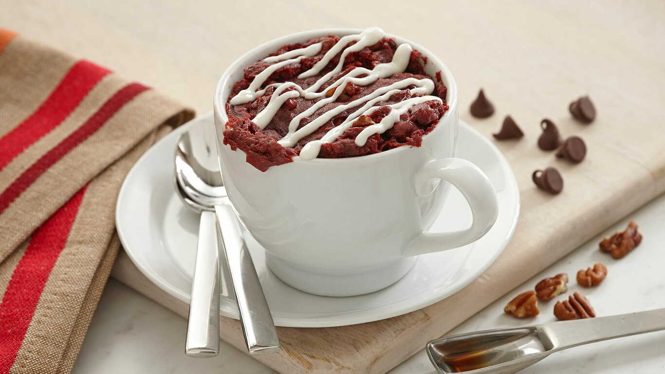 https://images-cdn.welcomesoftware.com/Zz1jM2JiYzA4MjY0ZjAxMWViYTUxZDg5MmFlNWYyNzhmNA==/red-velvet-mug-cake-with-pecans-and-cream-cheese-frosting.jpg?width=1366