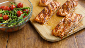 How to make salmon with tomato, garlic and wine