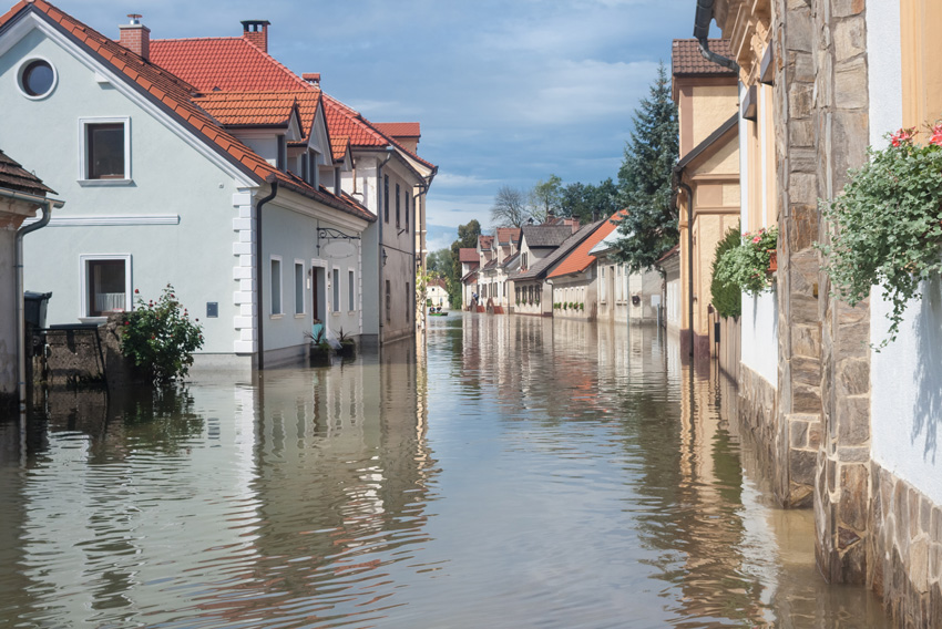 Fotografija poplavljene mestne ulice - simbolna fotografija za škodo zaradi vremenskih pojavov