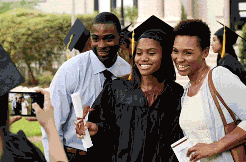 College graduate poses for photos with her parents