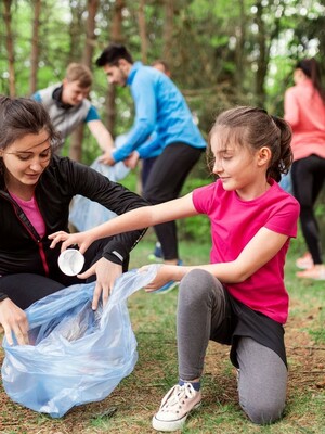 Plogging: trend olahraga baru cinta Bumi & peduli lingkungan