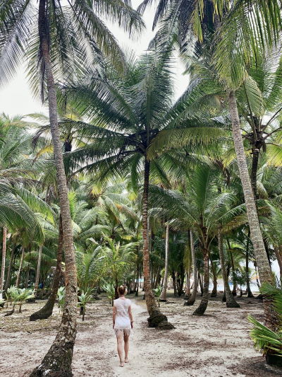 Andreja Počkaj uživa v varnem in zabavnem solo potovanju po Panami, na sliki Sanblas