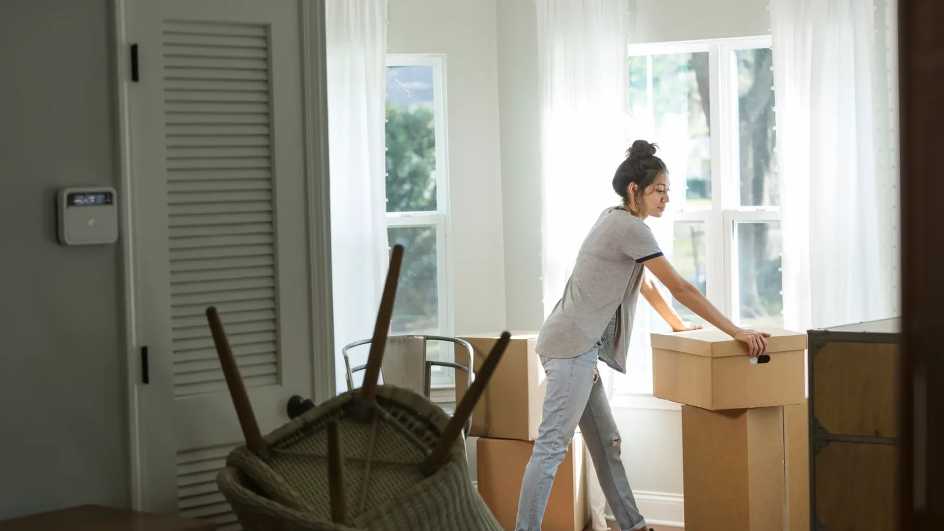 woman_with_moving_boxes_in_house.webp