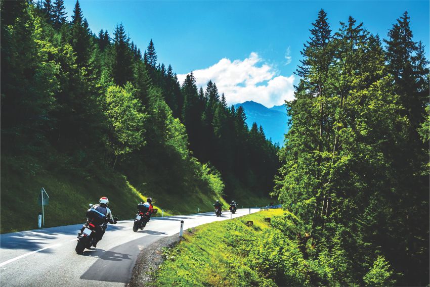 Izlet z motorjem v skupini  - simbolna slika za članek o pravilih, ki jih morate poznati