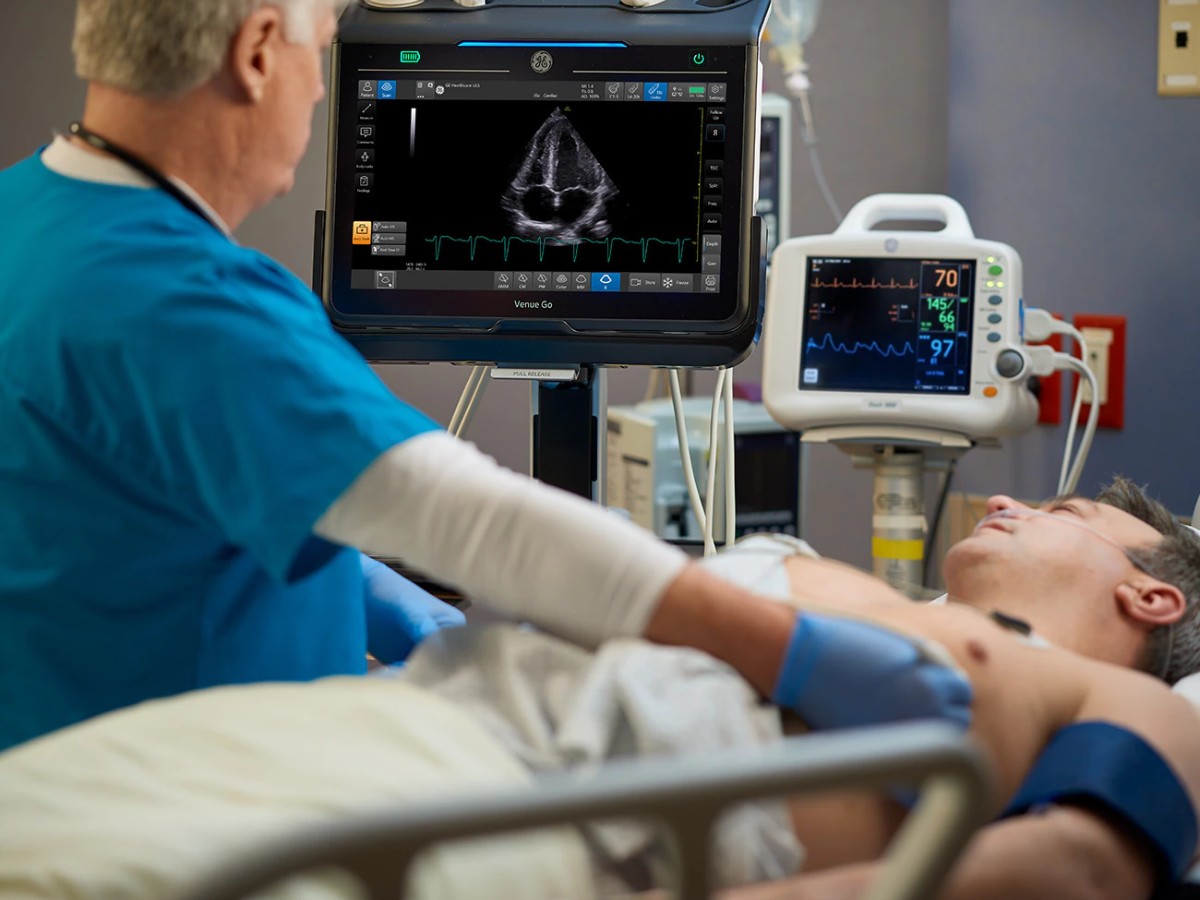 Patient setup with the abdominal compression device (a) located in the