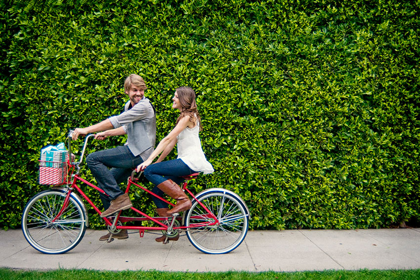 Mlad par vozi tandemsko kolo