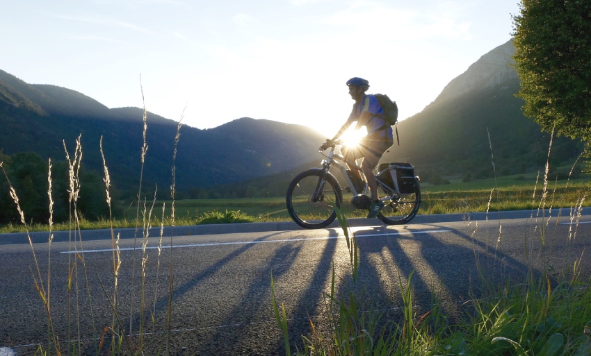 Moški uporablja e-kolo za prijeten izlet.