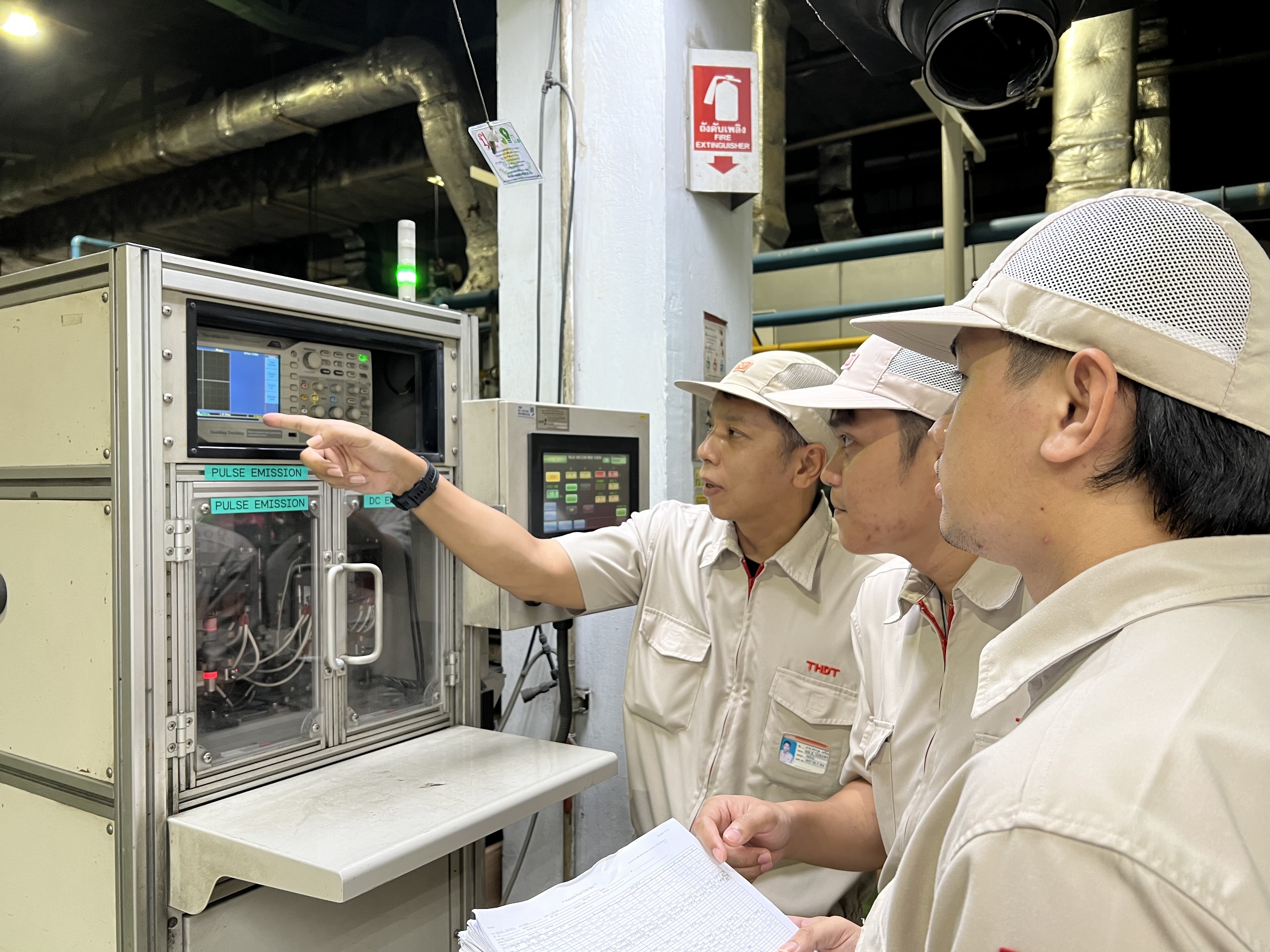 東芝ホクト電子タイ社 Magnetron Manufacturing Engineering Group　Group Manager Sarawut krueganok氏（左）