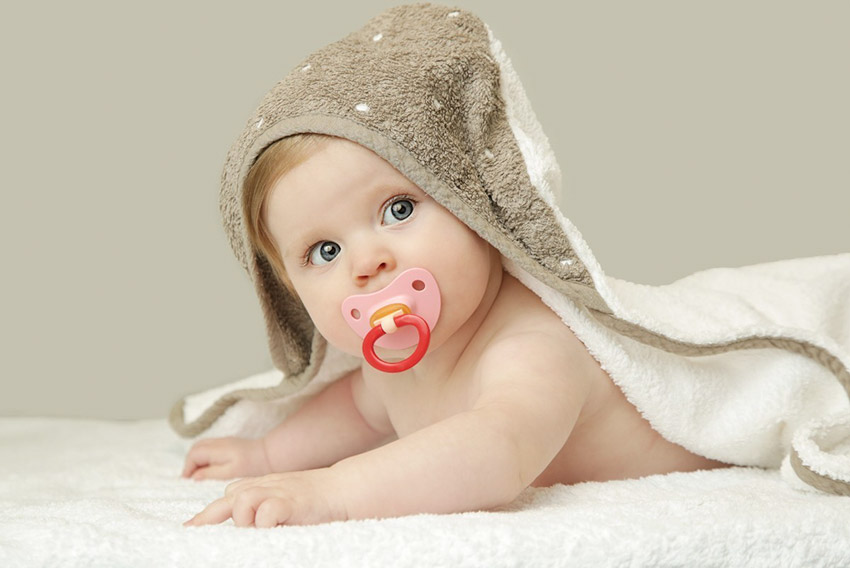 Dojenček z dudo. Simbolna slika za nasvet o prednostih in slabostih dude.