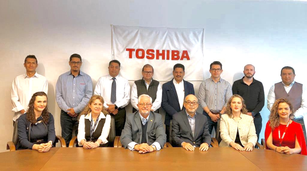 Marcial and the members of Toshiba de Mexico