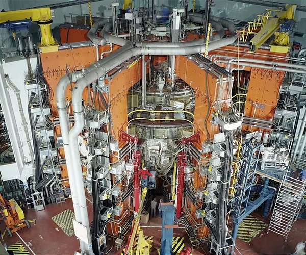 jet-magnetic-fusion-experiment-tokamak-reactor-facility-hg.jpg