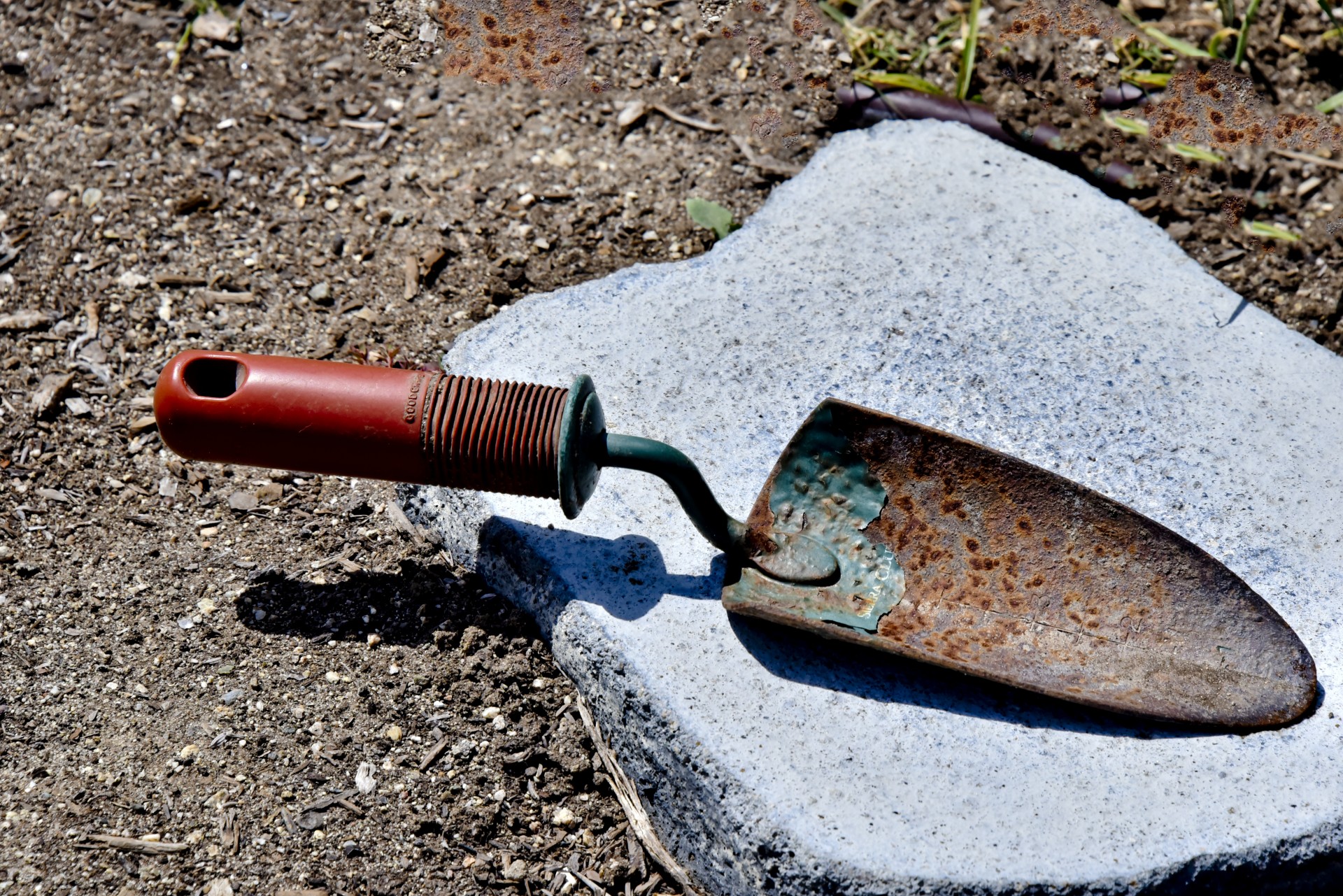 trowel-for-flowers.jpg