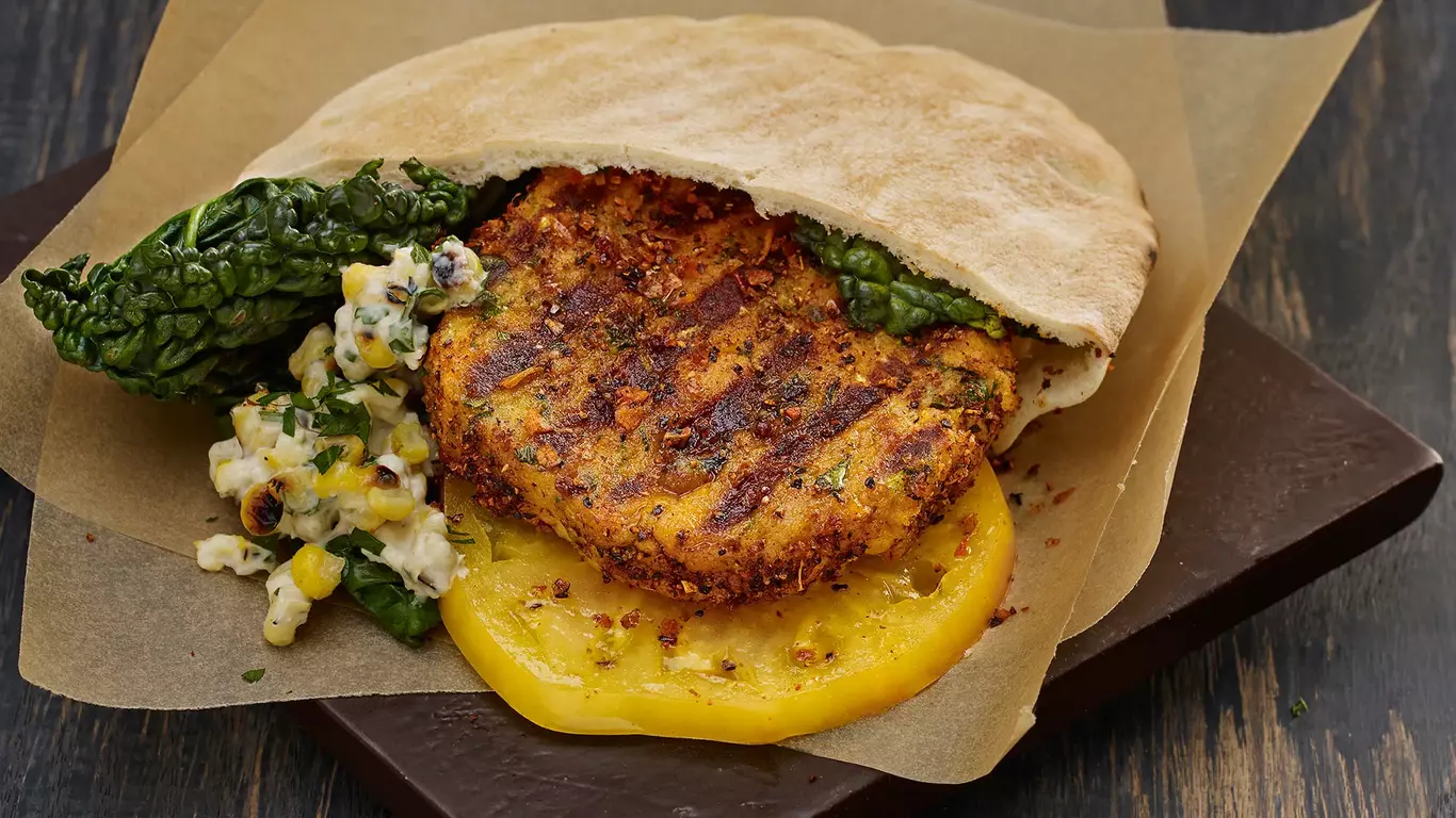 https://images-cdn.welcomesoftware.com/Zz1mYjNiZGZkN2RhN2MxMWViYjVjMjc3MmFkN2IyOTY2ZA==/mesquite-chickpea-burger-with-grilled-corn-topping.webp?width=1366