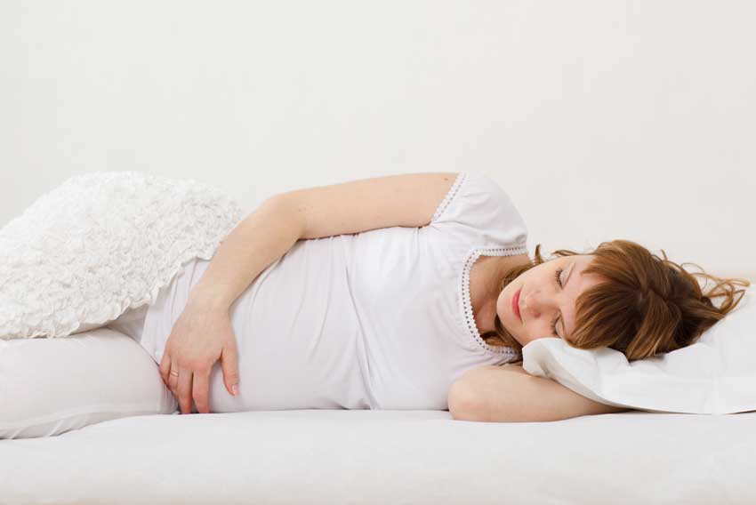 Spanje v nosečnosti - ženska na sliki spi na levem boku
