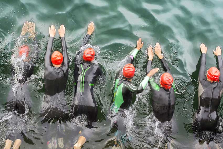 Triatlon praviloma vključuje tudi plavalsko preizkušnjo